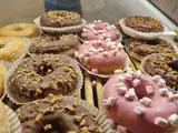 Glasierte Donuts in der Auslage