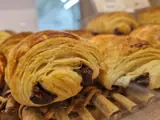 Goldene Schokocroissants und Gebäck